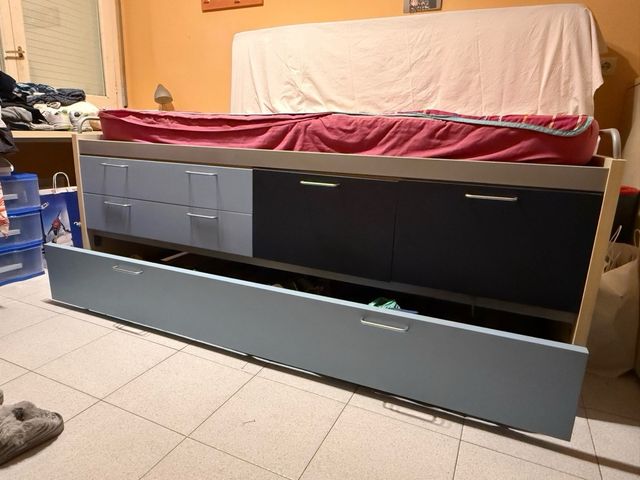 Cama robusta de madera con cajones y cama adiciona