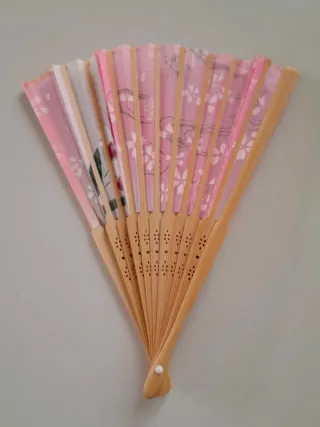 Abanico rosa con flores y nubes