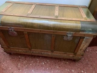 Baúl de madera y metal