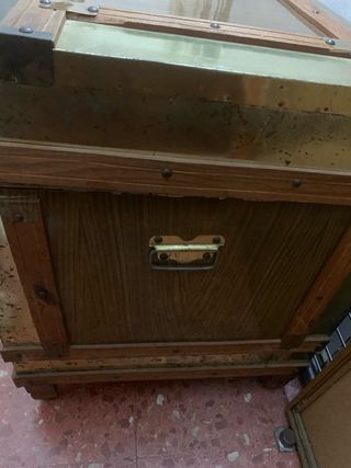 Baúl de madera y metal