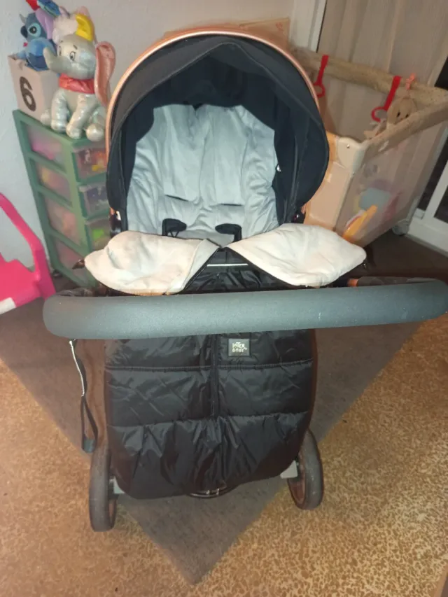 Carro de bebé negro y bronce 3 posiciones