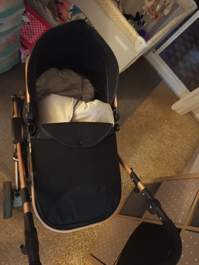 Carro de bebé negro y bronce 3 posiciones