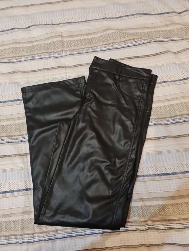 Pantalón polipiel negro