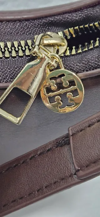 Bolso pequeño en color Chocolate marron con Logo