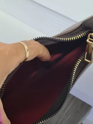 Bolso pequeño en color Chocolate marron con Logo