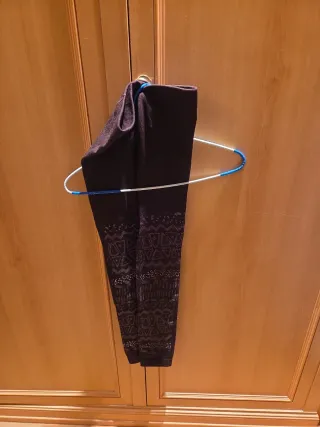 Pantalón térmico negro con diseño