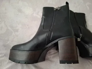 Botines negros Stradivarius piel