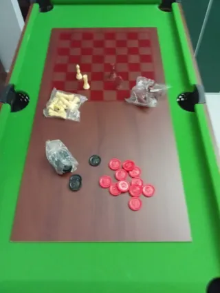 Mesa de juegos multiusos.