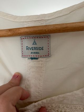 Blusa Riverside beige con encaje