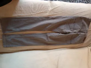 Pantalones vaqueros negros rotos chico