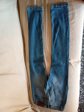 Pantalones vaqueros negros rotos chico