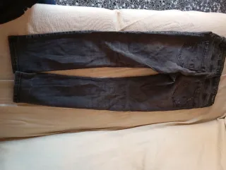 Pantalones vaqueros negros rotos chico