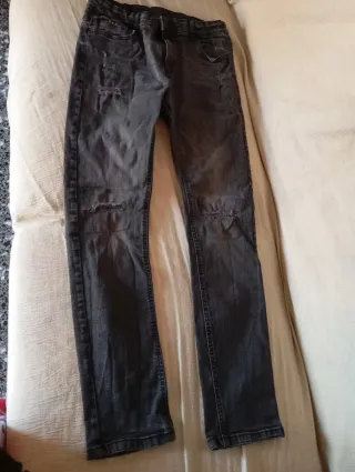 Pantalones vaqueros negros rotos chico
