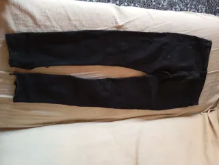 Pantalones vaqueros negros rotos chico