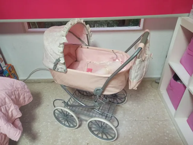 Carrito de muñecas rosa vintage