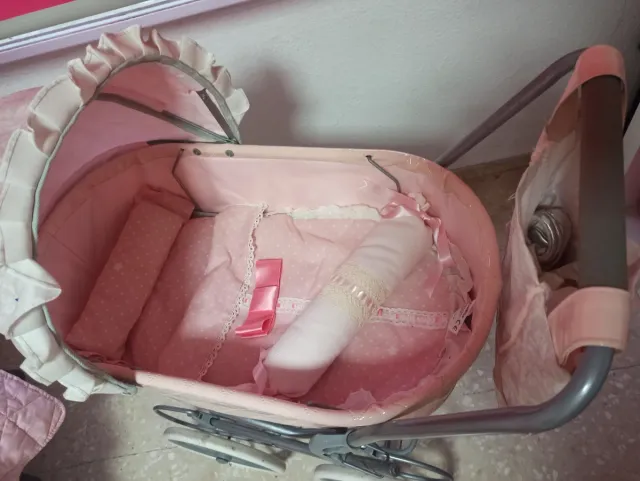 Carrito de muñecas rosa vintage