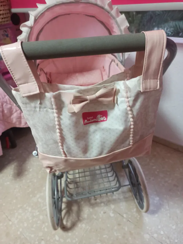 Carrito de muñecas rosa vintage