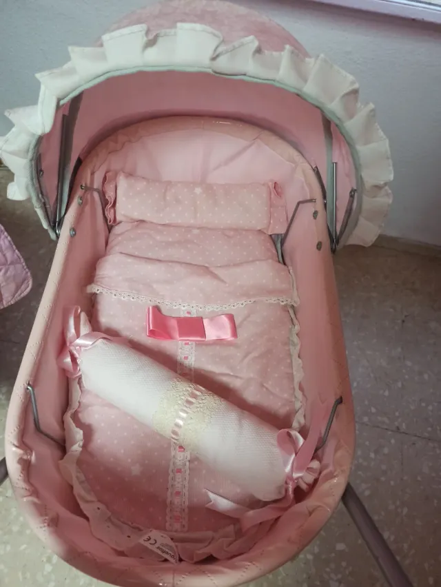 Carrito de muñecas rosa vintage