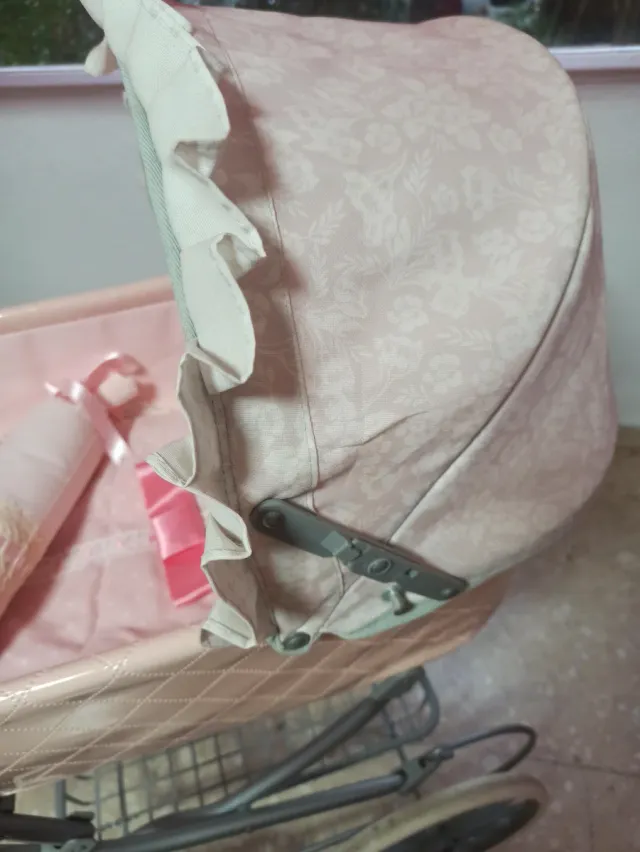 Carrito de muñecas rosa vintage