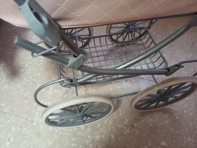 Carrito de muñecas rosa vintage