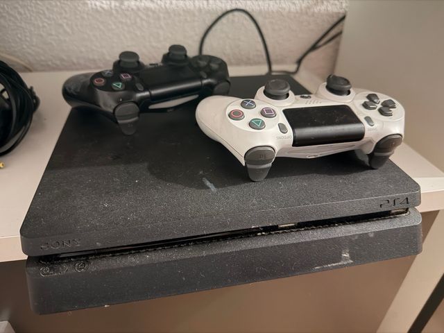 PS4 (PlayStation 4) con 2 mandos