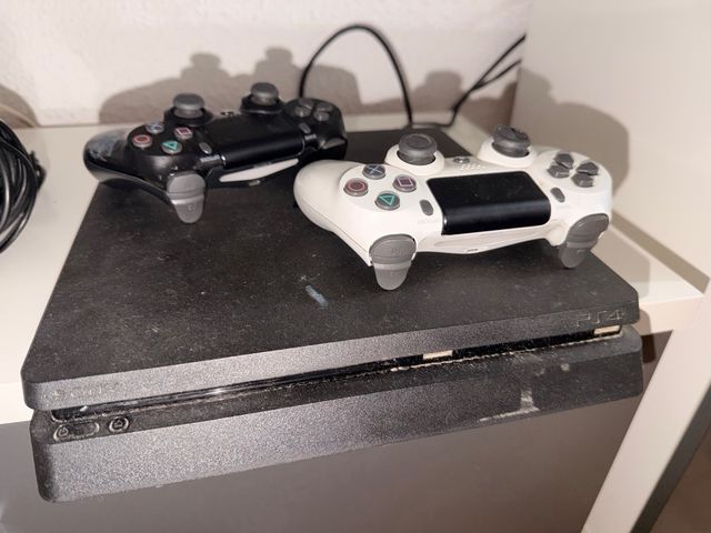 PS4 (PlayStation 4) con 2 mandos