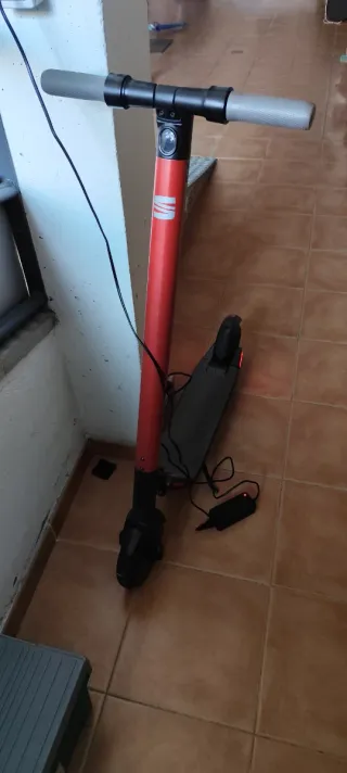 Patinete eléctrico SEAT como nuevo
