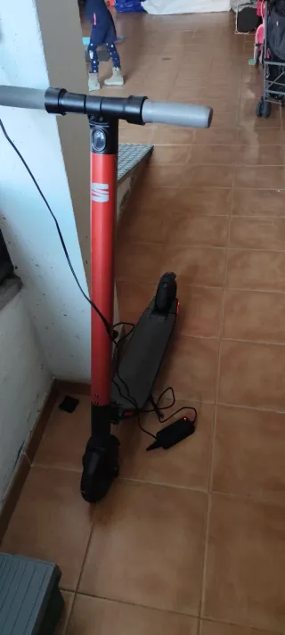 Patinete eléctrico SEAT como nuevo