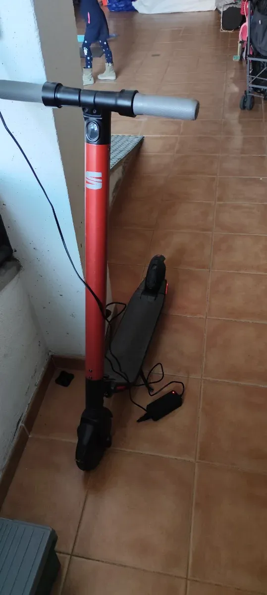Patinete eléctrico SEAT como nuevo