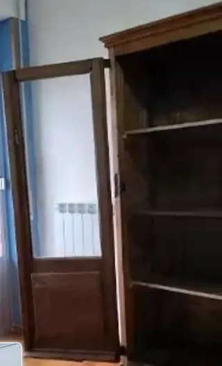 Mueble rústico vajillero de madera y cristal