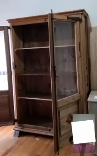 Mueble rústico vajillero de madera y cristal