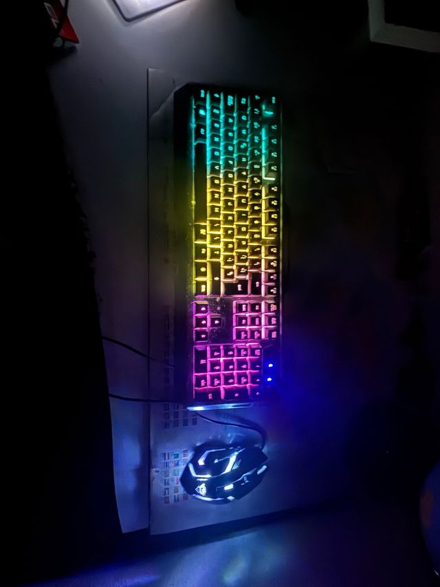 Teclado y ratón gaming con luces LED