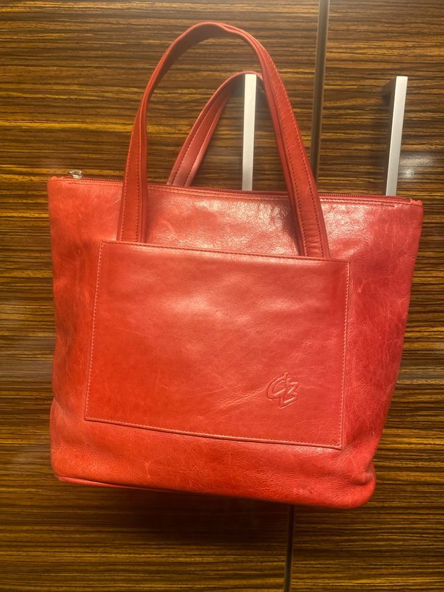 Bolso de piel color cereza