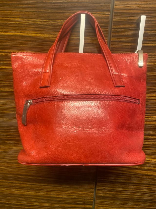 Bolso de piel color cereza