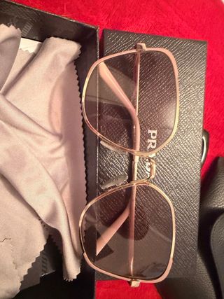Gafas de sol Prada doradas y marrones