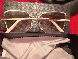 Gafas de sol Prada doradas y marrones