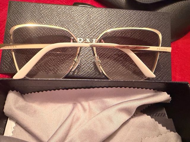 Gafas de sol Prada doradas y marrones