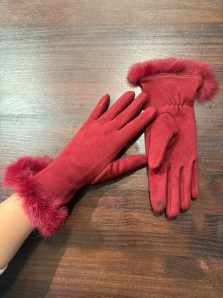 Guantes rojos con pelo