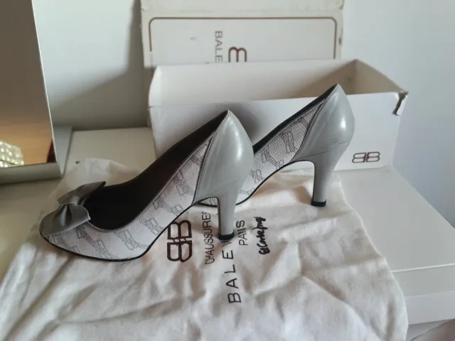 Zapatos tacón Balenciaga grises y blancos