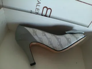 Zapatos tacón Balenciaga grises y blancos