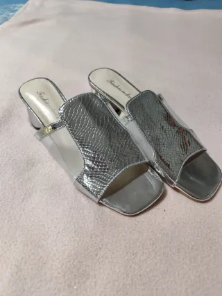 Tacones plateados de malla