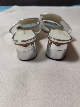 Tacones plateados de malla