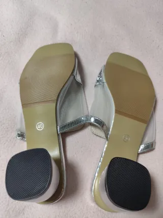 Tacones plateados de malla