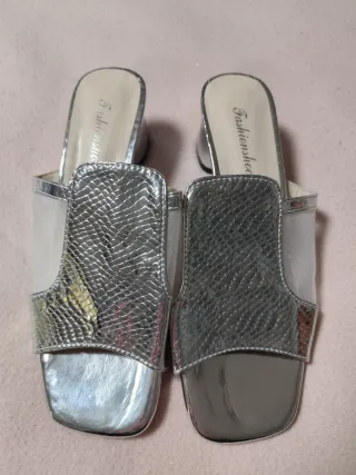 Tacones plateados de malla