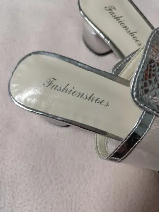 Tacones plateados de malla