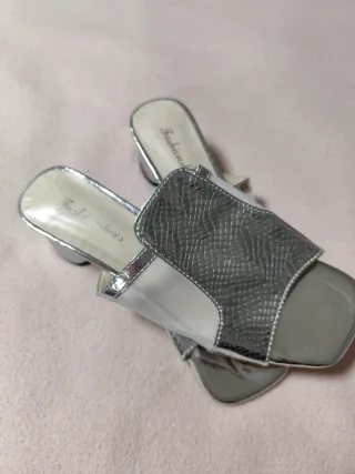 Tacones plateados de malla