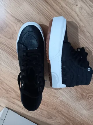 Zapatillas Vans Negras y Blancas