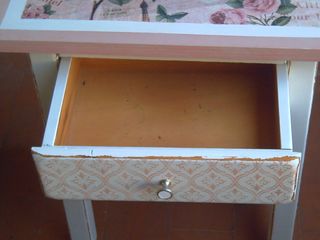 Mesita de noche vintage floral