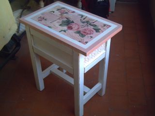 Mesita de noche vintage floral