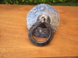 Aldaba antigua forja con placa muy grande.